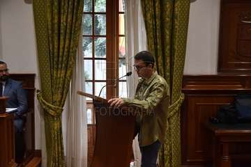 El periodista teldense Gaumet Florido leyó este jueves en el Pleno municipal el Manifiesto Institucional por el Día Internacional de las Mujeres (Foto TA y Francisco J. Santana)
